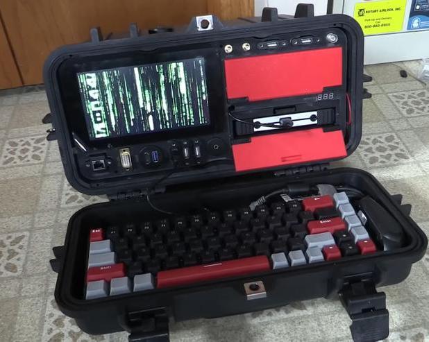 Американский радиолюбитель соорудил портативный компьютер в стиле Cyberpunk для управления спутниковой антенной