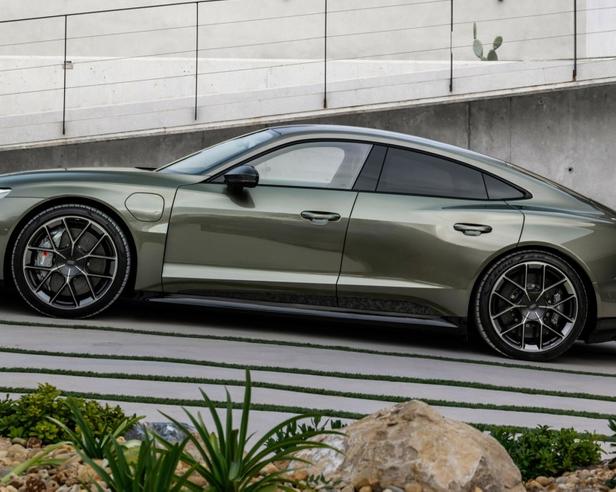 Audi представила e-tron GT 2024 с мощностью 912 л.с. и запасом хода 600 км.