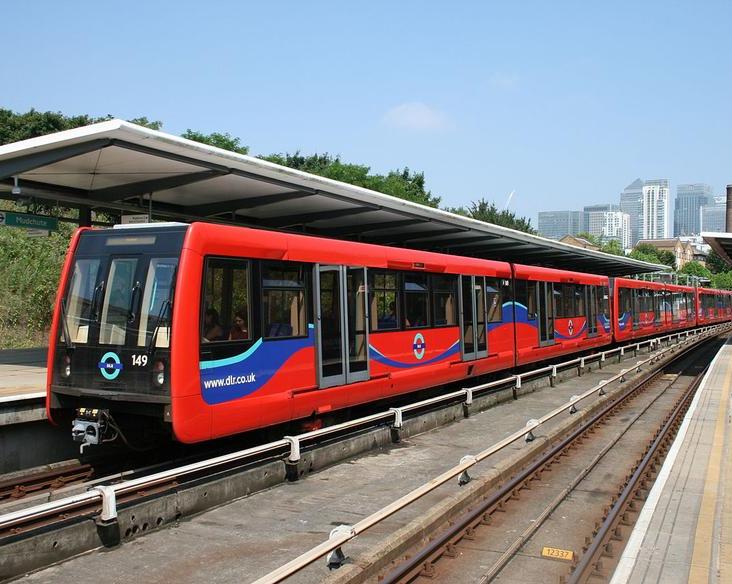 Запуск новых поездов легкого метро Лондона DLR отложен до конца 2024 года из-за проблем во время тестирования